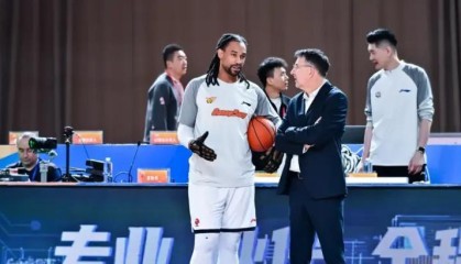 杜锋一战引众怒！外援选择失败，防守大空，用人还一塌糊涂！